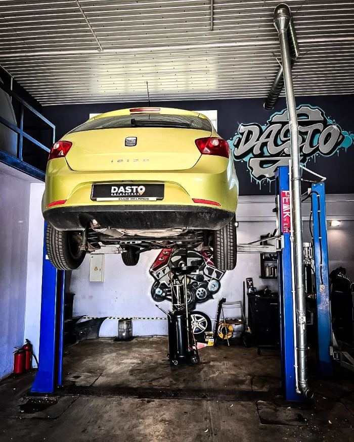 SEAT на подъёмнике во время слива масла