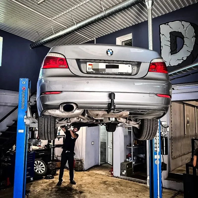 BMW 5 серии — диагностика на подъёмнике в СТО Дасто, Минск