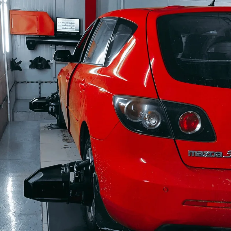 Mazda 3 на 3D-стенде развал-схождения в СТО Дасто